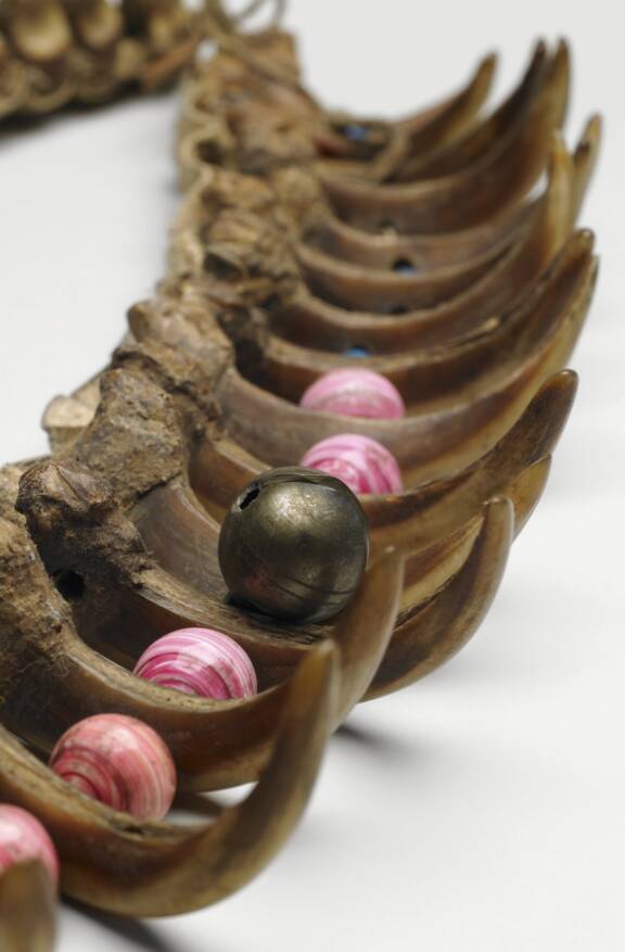 Collier en griffe d'ours, détail (71.1909.19.12 Am D) © musée du quai Branly - Jacques Chirac, photo Thierry Ollivier, Michel Urtado