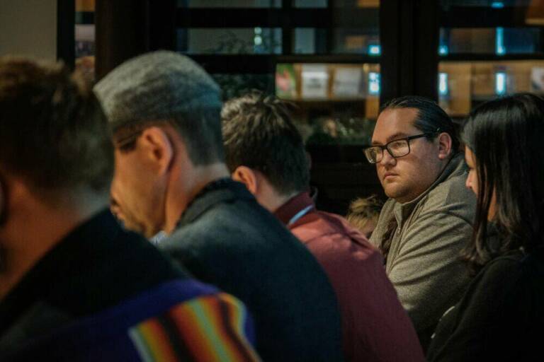 Les représentants des nations invités au musée du quai Branly-Jacques Chirac, au salon de Kerchache lors de la rencontre Les nations amérindiennes aujourd'hui et leurs relations avec la France : Rencontre avec les nations Choctaw, Quapaw, Miami et Peoria