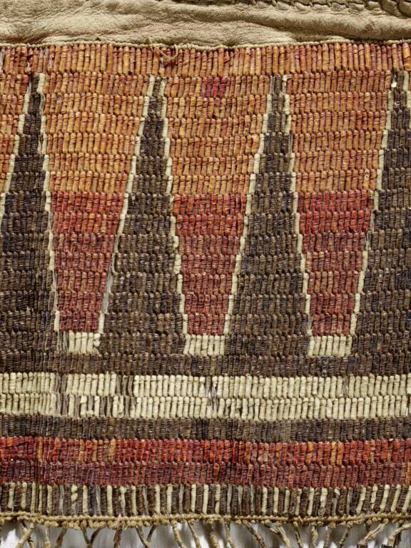 Sac, détail du panneau orné de broderies en piquants de porc-épic (71.1934.33.21) © musée du quai Branly - Jacques Chirac, photo Pauline Guyon