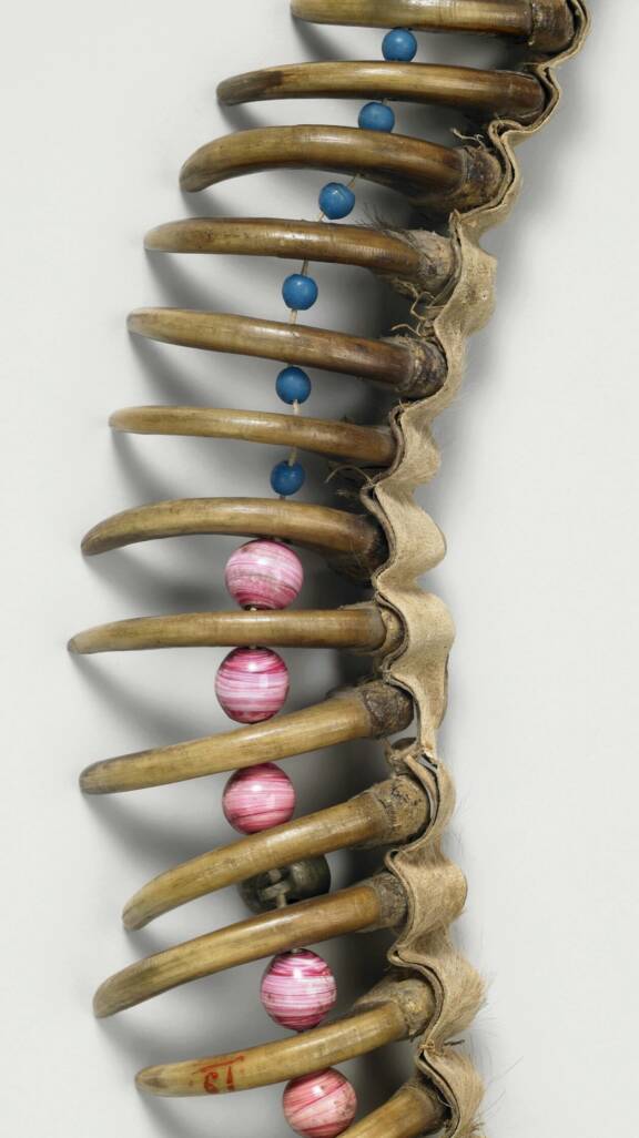 Bear paw necklace, detail (71.1909.19.12 Am D) © musée du quai Branly - Jacques Chirac, photo Thierry Ollivier, Michel Urtado