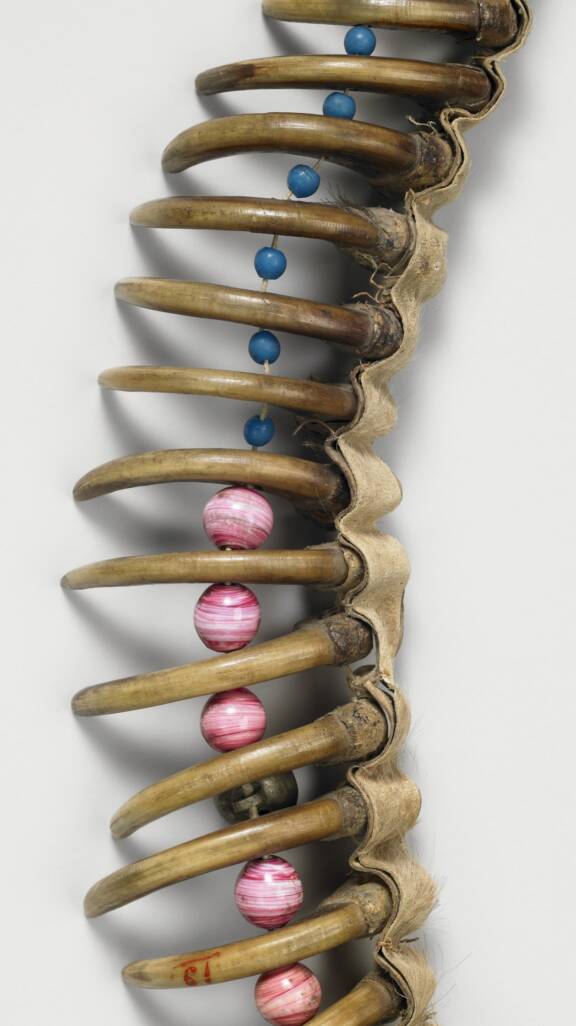 Collier en griffe d'ours, détail (71.1909.19.12 Am D) © musée du quai Branly - Jacques Chirac, photo Thierry Ollivier, Michel Urtado