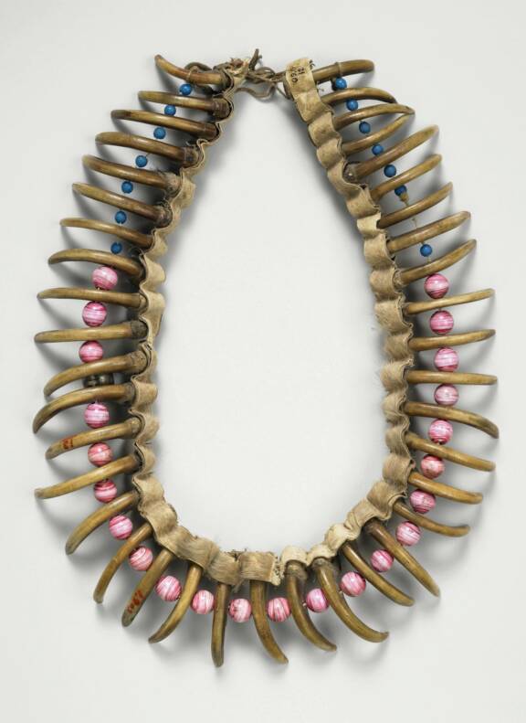 Bear paw necklace (71.1909.19.12 Am D) © musée du quai Branly - Jacques Chirac, photo Thierry Ollivier, Michel Urtado