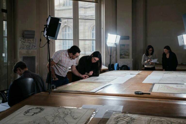 Séance de travail avec Ryan Spring et Ian Thompson aux Archives Nationales (Paris), 2023. © musée du quai Branly - Jacques Chirac, photo Julien Brachhamer - Jonas MUSCO, Elizabeth ELLIS, Paz NÚÑEZ-REGUEIRO, Catherien HOFMANN, George IRONSTRACK