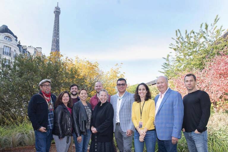 Les partenaires invités américains (des communautés Huron-Wendat, Mohawk et Seneca) et français dans le jardin du musée