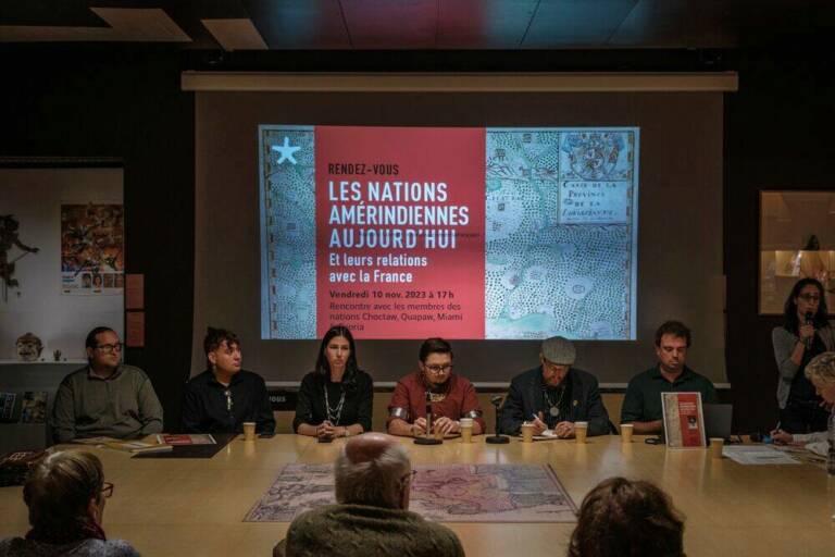 Les représentants des nations invités au musée du quai Branly-Jacques Chirac, au salon de Kerchache lors de la rencontre Les nations amérindiennes aujourd'hui et leurs relations avec la France : Rencontre avec les nations Choctaw, Quapaw, Miami et Peoria