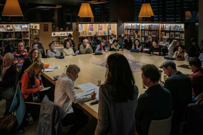 Les représentants des nations invités au musée du quai Branly-Jacques Chirac, au salon de Kerchache lors de la rencontre Les nations amérindiennes aujourd'hui et leurs relations avec la France : Rencontre avec les nations Choctaw, Quapaw, Miami et Peoria