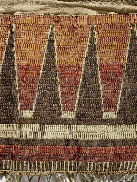 Panel bag, detail of the quillwork-decorated panel (71.1934.33.21) © musée du quai Branly - Jacques Chirac, photo Pauline Guyon