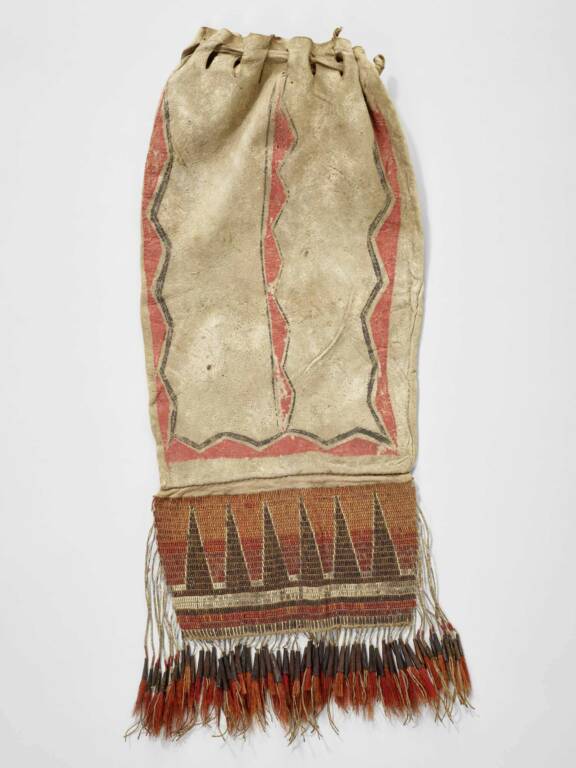 Sac orné de broderies en piquants de porc-épic (71.1934.33.21) © musée du quai Branly - Jacques Chirac, photo Pauline Guyon