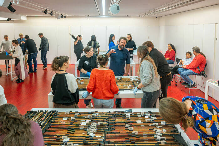Échange autour du traitement de conservation-restauration d’une collection de flèches nord-amérindiennes du 18e siècle, avec Ian Thompson (partenaire choctaw), Everett Bandy (partenaire quapaw), Marie Adamski (documentaliste des collections) et les restauratrices françaises Astrid Gonnon et Alice Flot