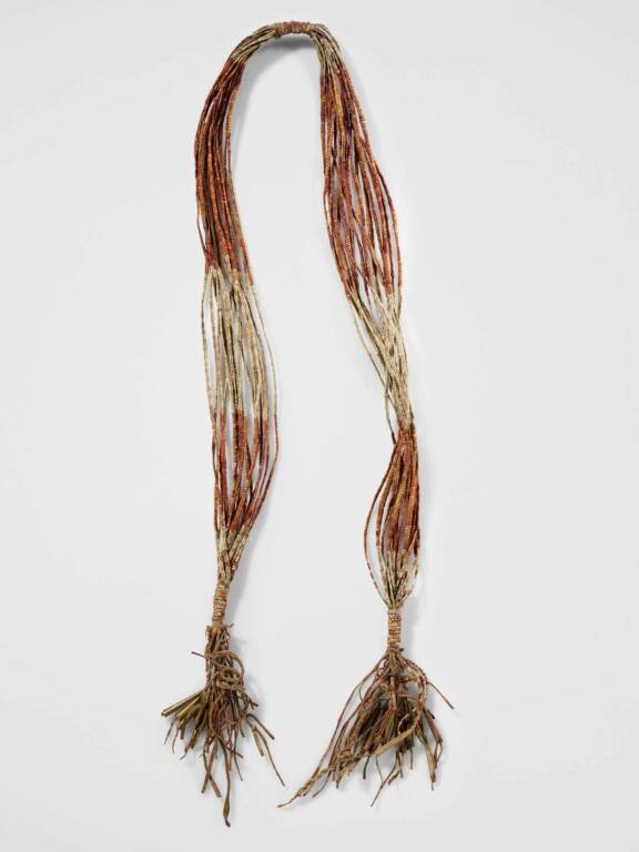 Bandoulière de sac ornée de broderies en piquants de porc-épic (71.1934.33.521) © musée du quai Branly - Jacques Chirac, photo Pauline Guyon