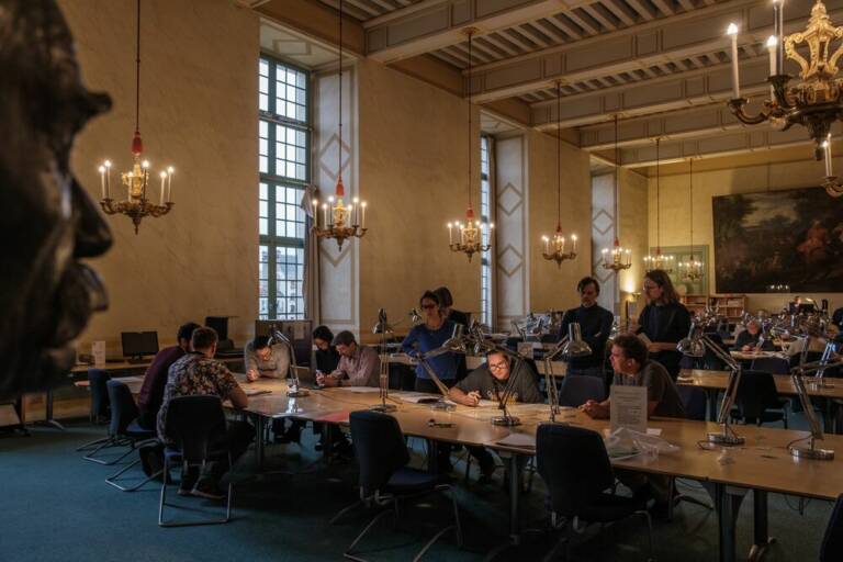 Séance de travail avec Ryan Spring et Ian Thompson aux Archives Nationales (Paris), 2023. © musée du quai Branly - Jacques Chirac, photo Julien Brachhamer - Jonas MUSCO, Elizabeth ELLIS, Paz NÚÑEZ-REGUEIRO, Catherien HOFMANN, George IRONSTRACK