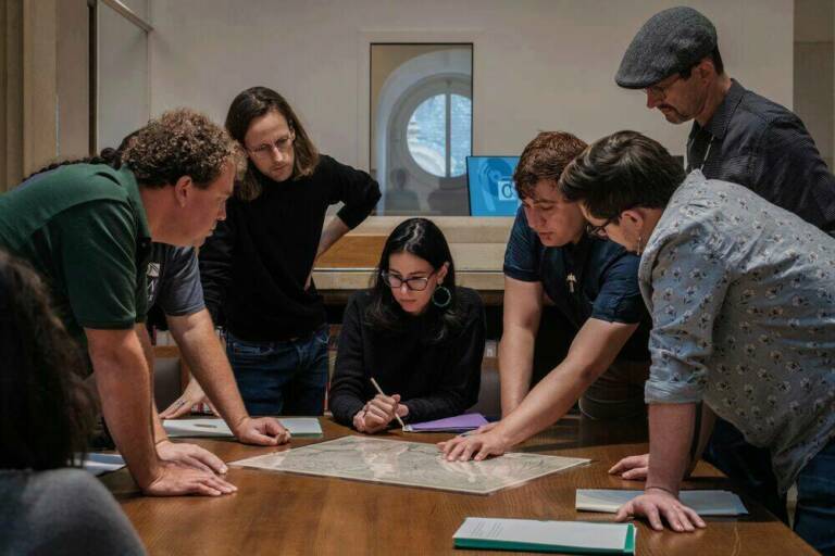 Séance de travail avec Ryan Spring et Ian Thompson aux Archives Nationales (Paris), 2023. © musée du quai Branly - Jacques Chirac, photo Julien Brachhamer - Jonas MUSCO, Elizabeth ELLIS, Paz NÚÑEZ-REGUEIRO, Catherien HOFMANN, George IRONSTRACK