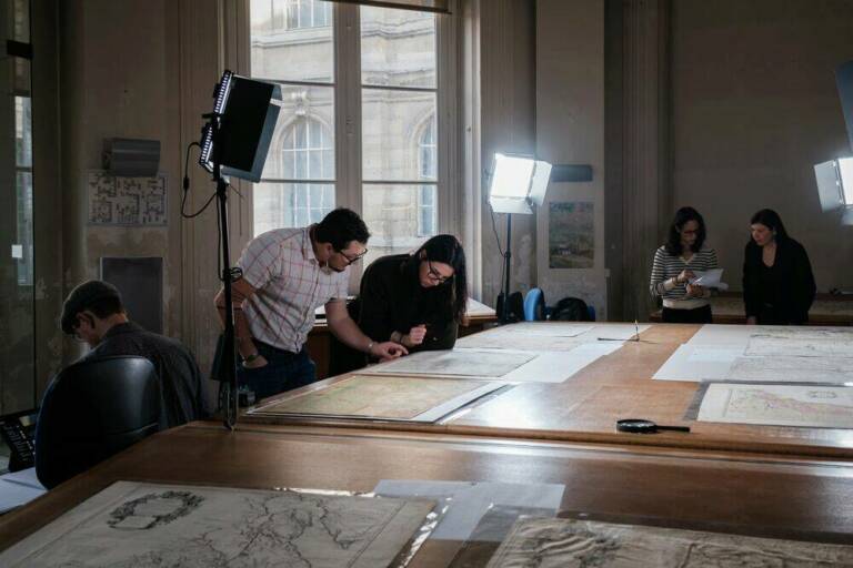 Séance de travail avec Ryan Spring et Ian Thompson aux Archives Nationales (Paris), 2023. © musée du quai Branly - Jacques Chirac, photo Julien Brachhamer - Jonas MUSCO, Elizabeth ELLIS, Paz NÚÑEZ-REGUEIRO, Catherien HOFMANN, George IRONSTRACK