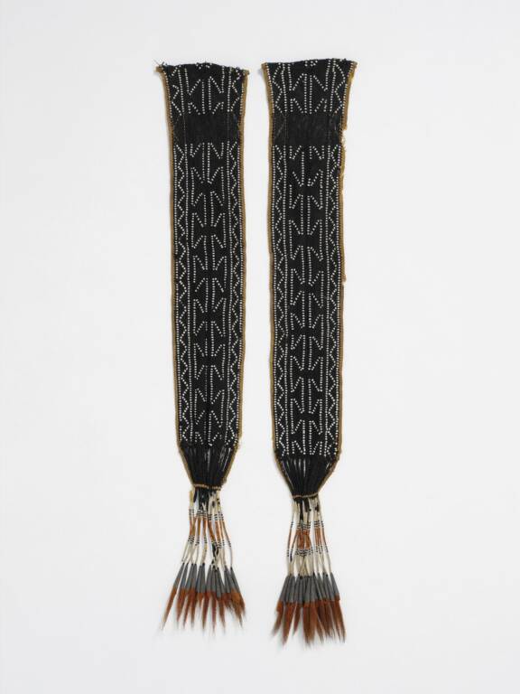 Jarretières en laine de bison (71.1934.33.60.1-2) © musée du quai Branly - Jacques Chirac, photo Patrick Gries, Valérie Torre