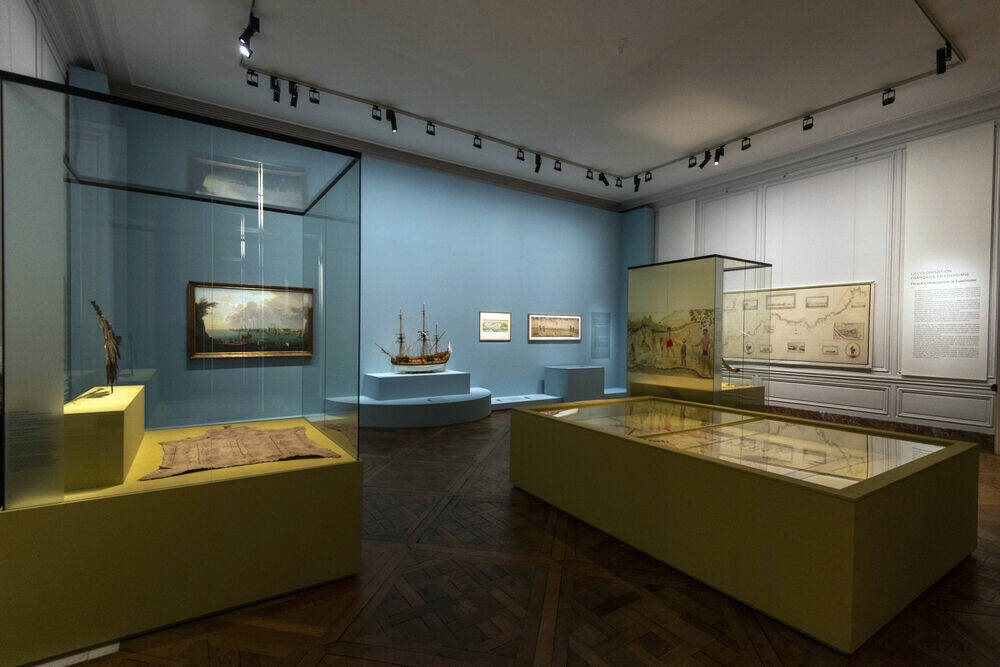 Scénographie de l'exposition « 1725. Des alliés amériendiens à la cours de Louis XV» au château de Versailles