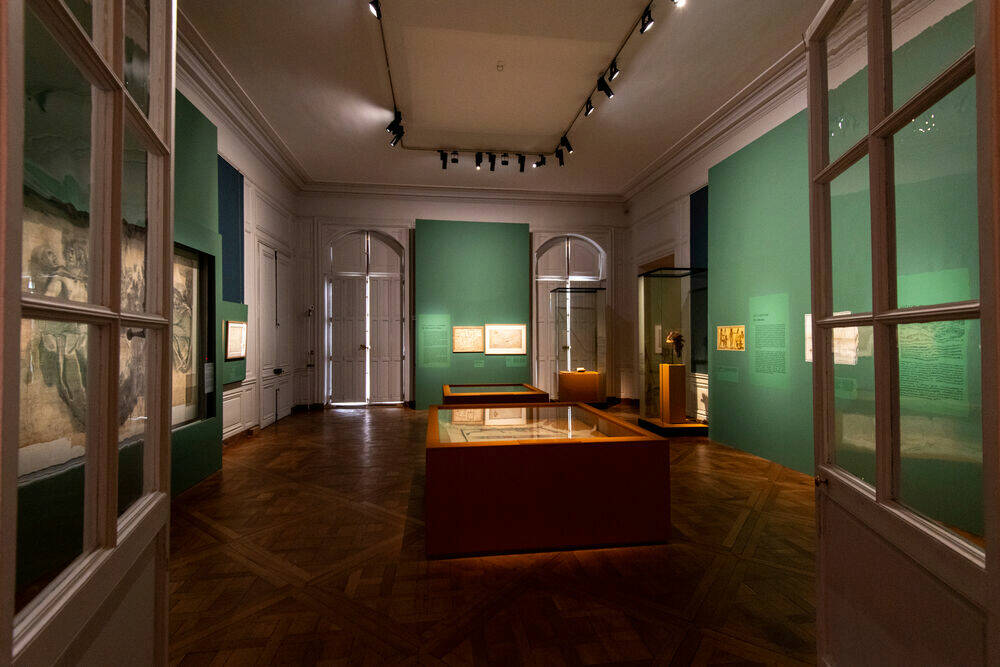 Scénographie de l'exposition « 1725. Des alliés amériendiens à la cours de Louis XV» au château de Versailles