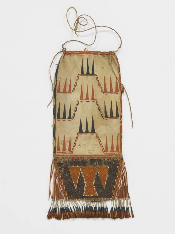 Sac orné de broderies en piquants de porc-épic (71.1878.32.128) © musée du quai Branly - Jacques Chirac, photo Patrick Gries, Valérie Torre