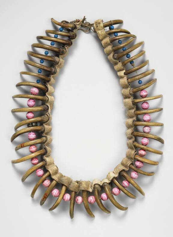 Collier en griffe d'ours (71.1909.19.12 Am D) © musée du quai Branly - Jacques Chirac, photo Thierry Ollivier, Michel Urtado