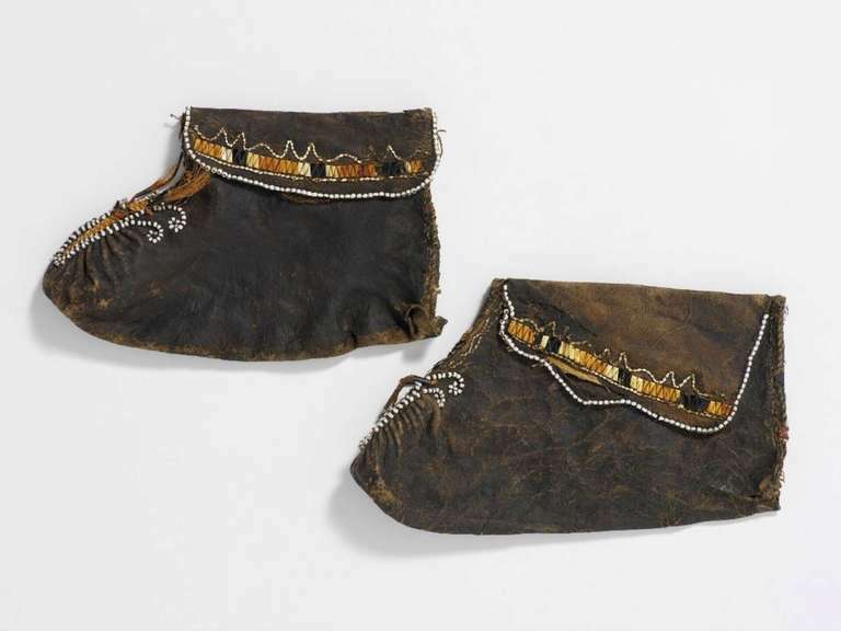 Cette paire de mocassins (71.1878.32.137.1-2) présente une préparation particulière de la peau, qui pourrait être à l’origine de leur rigidité actuelle. © musée du quai Branly - Jacques Chirac, photo Patrick Gries, Valérie Torre